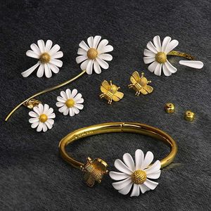 HUANZHI 2020 New Design Gold Color Daisy Flower Bee Animal Asymmetry Adjustable Buckle Bracelet for Women Girl Set Jewelry Part L230704