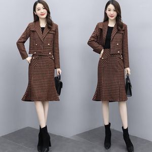 Arbetsklänningar Tvådelade kvinnliga 2023 Autumn Woolen Suit Outwear ol Women Short Coat Fishtail kjoluppsättningar M-XL