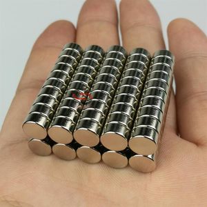 100 st runda mini Neodymium Magnet D8 4mm Office Kylskåp Handfartyg DIY Magnet Rostfritt stål Hantverk Hållbar magnet för Multi U2921