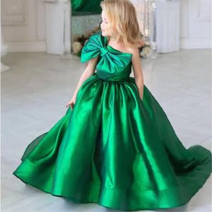 Green One Shoulder Kids Formella klänningar Emerald Green Satin Girls Christmas Birthaday Party Gown Bow Tie Puffy kjol Toddler Pagean285L
