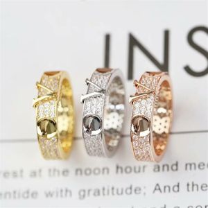 Europe America New Style Men Lady Women Titanium Steel präglade V Initialer Full Diamond Lovers Rings 3 Färgstorlek US6-US9229D