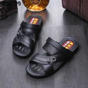 Sandaler vietnamesiska gummi herrsandaler och tofflor koreanska icke-halkiga avslappnade skor Summer bekväma mäns sandaler l230720