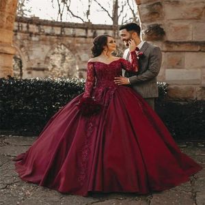 قم بتثبيتها Quinceanera فساتين طويلة الأكمام حفلة موسيقية في ثياب الكتف الكتف كرات الساتان