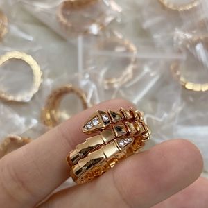 BU Anello di design in scala Snaketail per donna Placcato in oro 18 carati Taglia 6 7 8 regalo squisito di gioielli in stile classico di alta qualità da banco 058