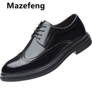 Klänningskor Nya 2021 Flat Classic Men Dress Shoes Patent Leather Wingtip Carved Italian Formal Oxford Footwear Plus Size 38-47 för Winter L230720