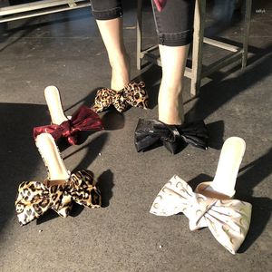 Slippers Leopard Print Заостренная нога Bowknot женщина лето 2023 красные закрытые большие ботинки на высоких каблуках с большим луком для женщин