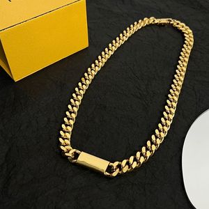 Lyxiga halsbandsdesigner smycken för män 18K guldpläterade kvinnors kedjor hänge halsband f silver kubansk länk armband tillbehör