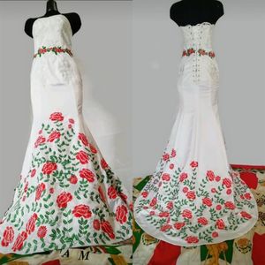2022 Mexikansk stil bröllopsklänning rosblommor broderad spets satin stropplös korsett tillbaka kvinnor brudklänning charro quinceanera dr1933