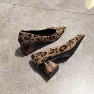 Sandalen mit Leopardenmuster, dicke High Heels, spitze Zehen, flache europäische Damenschuhe, bequeme Mode, Party, sexy Damen-Pumps, Slip-on-Schuhe, L230720