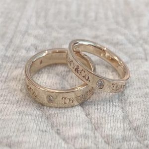 anel de casal de designers de luxo com letras claras acabamento fino caixa de joias de noivado de personalidade completa ouro e prata gi252V