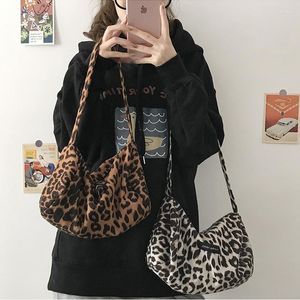 Sacos de noite Sacola com estampa de leopardo 2023 Moda Alta Qualidade Camurça Macia Bolsa Feminina Viagem Barril Ombro Axila