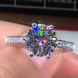 Kluster 18K AU750 Vitt bröllopsfest engagemang 2 3 runda Moissanite Diamond Crown Classic gåva