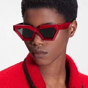 Occhiali da sole Triangolo Trendy Poligono Occhiali moda per donna Montatura spessa Street Hip Hop Party Eyewear Tonalità di alta qualità UV400