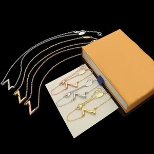 Europe America Fashion New Style Jewelry Sets Lady Women Engraved V Initials Volt Pendant Necklace Bracelet Sets Q93809 Q95977215a