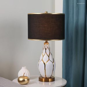 Masa lambaları Amerikan basit yaratıcı elle boyanmış sanat seramik oturma odası yatak odası başucu lambası modeli dekoratif kumaş sıcak