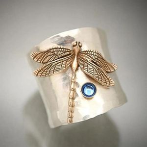 Pierścienie klastrowe Uilz Design Dragonfly Pierścień Mankiet Naturalny Moonstone Clear Quartz Blue Crystal for Women Wedding Biżuteria CRL229228R