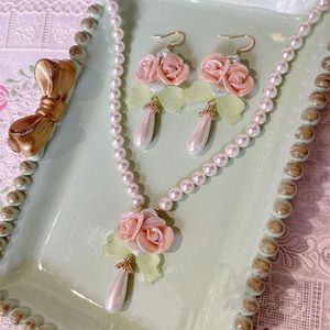 ぶらぶらイヤリング1ペアの小さな新鮮な甘いピンクの花の水滴真珠気質耳フックライトラグジュアリーハイエンド