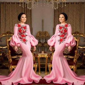 Saudi Arabic Pink Prom Dresses 2018 broderiblommor Satin sjöjungfrun Kvällsklänningar Trumpet ärmsvar Soep Train Women Formal Party 331C