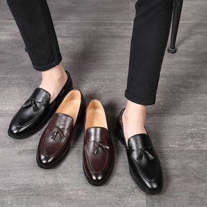 Klädskor loafers män italienska skor coiffeur svart klänning plus storlek brogue skor män klassiska lyxklädselskor för män formella zapatos l230720