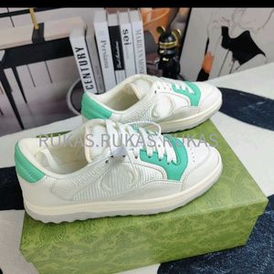 2023 Casual Board Shoes Burst Fashion Men Spring and Autumn Soft Sports Shoes Bekväma andningsbara Lätt campus Street Skytte Fashion Match Luxury Shoes