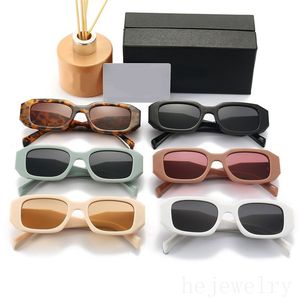 Óculos de design elegante, óculos de sol com letras de liga para mulheres, sombra, pernas de plástico, lentes de sol, casal, presente de aniversário, óculos de sol feminino clássico, armação larga PJ022 E23