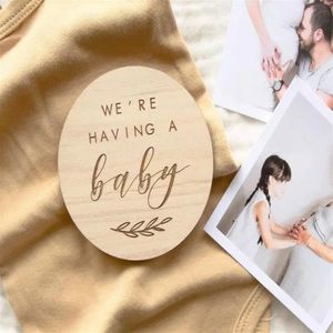 2pcs lot we are having a baby wood sign card to be mom pregnancy announcement card milestone card baby boy baby gril coming 10 10c185G