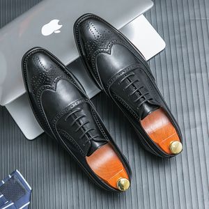 Tamanho da marca 38 a 46 sapatos sociais masculinos feitos à mão brogue esculpido estilo designer sapatos de casamento de couro para homens rasos oxfords sapatos formais