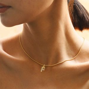 Titan Edelstahl Englisch A-Z Buchstaben Charm Halskette Damen CZ Stein Anfangsbuchstabe Anhänger Halsband Schmuck Runde Schlangenkette Halsband Zubehör für Frauen