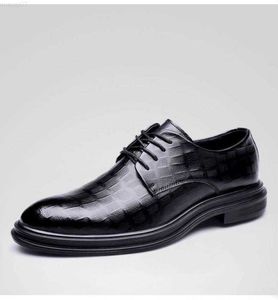 Sapatos formais 2022 Sapatos de couro masculinos Sapatos de noiva de couro rasos masculinos Oxfords Sapatos formais Marca de luxo com cadarço Negócios Terno de escritório L230720