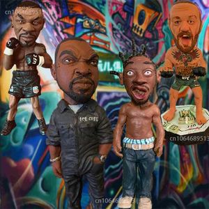 Decorações de Interiores Conor Tyson Resina Figura Pop Rapper Famoso Personagem Escultura Jardim Hip Hop Guy Coleção Estátua de Mesa Modelo Decoração da Casa T230720