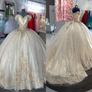 2022 Fiori floreali bianchi e champagne Quinceanera Abiti da ballo Abito da ballo con spalle scoperte con maniche Tulle glitterato Sweet 15 Pa226E