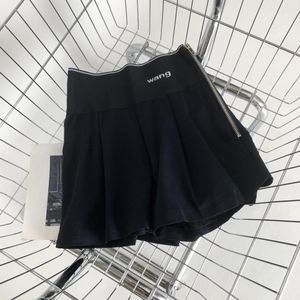 Дизайнерские женские повседневные черные шорты сафари Эластичные широкие брюки с буквенной лентой Универсальная талия Плиссированные женские брюки Весенне-летние шорты Дышащие винтажные