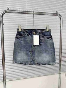 Designer de saias Quality 2023 Summer New Metal Chain Disalignment Design Sense Fashion Casual Slim jeans Short Skirt BN6H