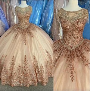 2023 Arabski seksowne różowe złoto cekinowa cekinowa koronkowa sukienki z koronką Quinceanera Sukienki kochanie kryształowe koraliki Słodka 16 sukienki imprezy wieczorowe suknie z kurtkami cekiny