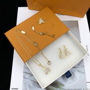 V Letter Bear Pendant Necklaces Elegant Women Fashion Simple Crystal Rhinestones Bracelet Earrings Necklace Set No Box266v