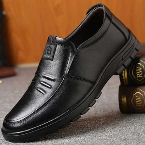 Sukienka buty Mazefeng marka 2020 Patent skórzane buty Mężczyzniki miękkie skórzane mężczyźni swobodne buty 2020 nowe obuwie czarny brązowy poślizg L230720