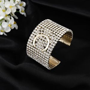 Diamond Wide Armband Designer för kvinnor Guldbokstav Öppen Bangle Love Armband med boxdesigners Jwerlry Womens Cuff Bangles C Bröllopstillbehör