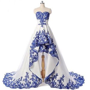 Białe i królewskie niebieskie aplikacje koronkowe wysokie niskie sukienki ślubne bez rękawów Krótki z przodu, długi tył organza suknie ślubne High241m