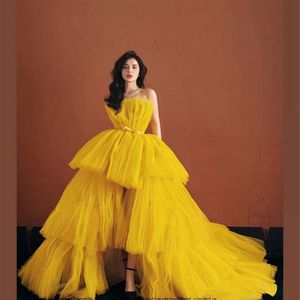 Puffy High Low Yellow Prom Dresses Short Front Long Back Tulle Cinghie senza spalline Abiti da sera convenzionali Gonna a file Pageant Special 301L