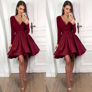 2020 Bourgogne Cocktail Party Dresses Long Hleeves Deep V Neck Satin Gleats Kort Prom Dress Formal Occase Wear Cocktail Party Go269x