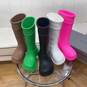 2023 활주로 Balenciga Rain Boots Fashion Week 프라이드 스트리트 레인 부츠 블랙 하이 워터 루프 부츠 덩어리 조조