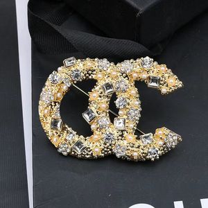 20 Stile Designer di marca Spilla in cristallo placcato oro Spilla Spilla Diamanti Lettera Moda Donna Spille Spille per abiti Accessori per gioielli