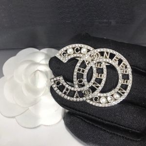 Marca designer carta pinos broches feminino capa fivela broche terno pino festa de casamento jóias acessórios presentes