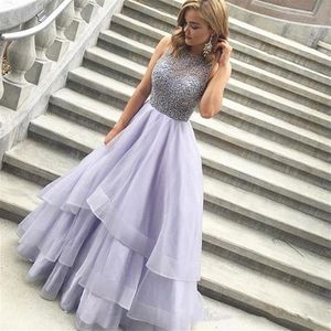 Pärlor Tiered Ball Gown Prom Dresses 2020 Charming Scoop Sleeveless Organza Backless Lavender Long Evening Dresses Formella klänningar C231T