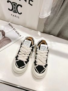 2023 primavera e l'estate le ultime sneakers da donna in tela con scarpe casual da aereo basse e allacciate