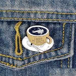 Pins Broschen Eine Reihe von Tassen, die Kaffee trinken. Niedliche Brosche. Satz auf der Tasse geschrieben. Ein Astronauten, der in Mode liegt. Geschenk für Freunde. Dhkca