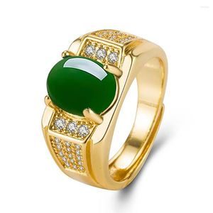 Anelli a grappolo Moda vintage Giada verde Smeraldo Pietre preziose Diamanti per uomo Gioielli tono oro Accessorio Bague Bijoux Turchia Dubai
