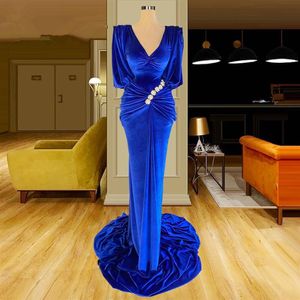 2021 Royal Blue Mante Velvet aftonklänningar Halva ärmar Modest V Neck Formell långa promklänningar Ruffle Mother of the Groom Dress P222C