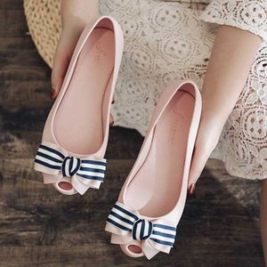 Kleidschuhe 2020 Sommer PVC-Schuhe Frau gemischte Farbe gestreift Schleife-Knoten-Gelee-Flats Frauen wasserdichte Ballerina Peep Toe Candy Loafers Größe 36-41 L230721