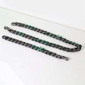 Europe America Men Svartfärg Metal Graverade V Initialer Green Emalj Sätt diamant 2054 Kedjelänkar Halsbandarmbandsmycken 3275